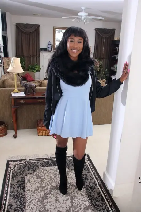 Die atemberaubende ebony MILF Rio Malandro fingert ihre rasierte Muschi auf dem Teppich