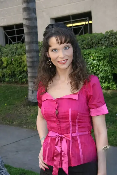 Syren Demer, la MILF lubrique, participe à une gangbang de ghetto