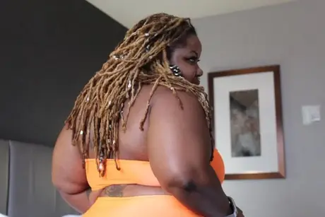 Tetovaná amatérka Atl Sexual Savage ukazuje své křivkami obdařené ebony tělo na posteli