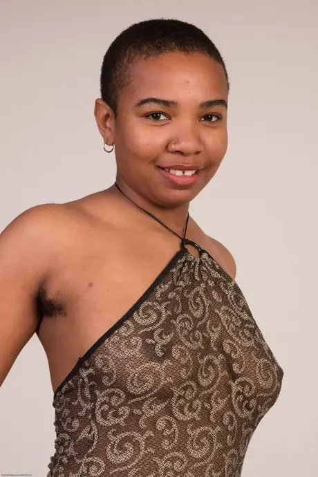 La bellezza ebano tatuata Ryder Cruise mostra le sue grandi tette e la sua figa pelosa