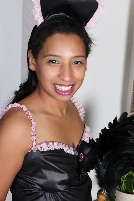 Theresa Long, une femme de plus de 30 ans, retire une jolie tenue de soubrette et se met nue
