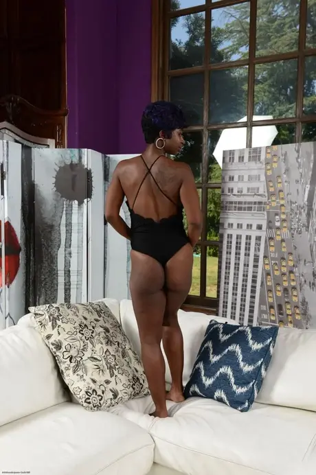 Tiana Grey, zwangere Afro-Amerikaanse vrouw, spreidt haar enorme billen