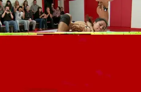 Dva muži přistihnou zápasnice při lesbickém zápasu