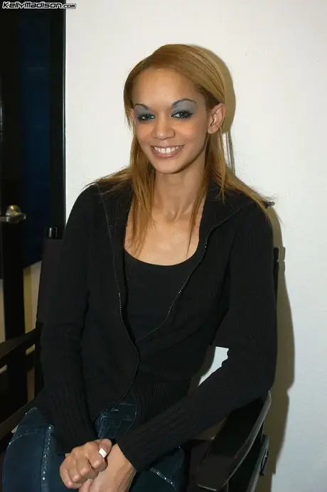 Tyra Banxxx，胸部小巧的美国金发女郎，脱衣并穿着性感内衣摆姿势