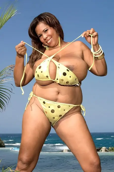 Vanessa Del, caribisk solopige, befrier sine enorme bryster fra bikinitoppen