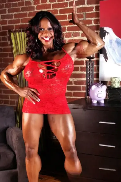 Yvette Bova, die erregte Bodybuilderin, enthüllt ihre massiven Brüste und posiert