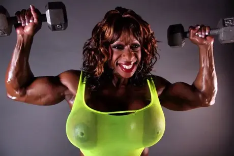 Yvette Bova, die dunkelhäutige Bodybuilderin, enthüllt ihre riesigen Brüste während einer Gewichtheber-Session