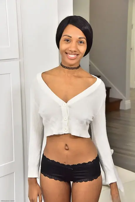 Alexis Avery, spinkel ebony-model, afslører sine naturlige kurver og brune brystvorter i et soloset
