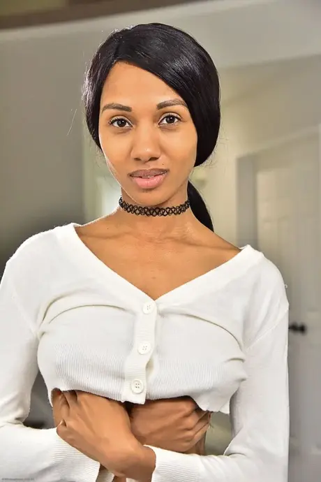 Alexis Avery, spinkel ebony-model, afslører sine naturlige kurver og brune brystvorter i et soloset