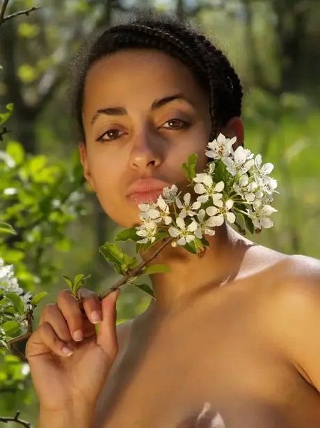 Alice Y, une charmante adolescente ebony, cueille des fleurs et pose nue en plein air