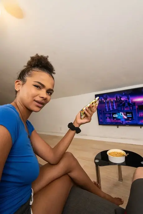 Den fortryllende ibenholt skønhed Alina Ali driller sin trimmede fisse med sine fingre
