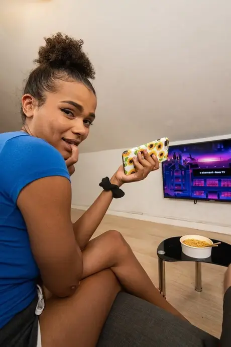 Den fortryllende ibenholt skønhed Alina Ali driller sin trimmede fisse med sine fingre