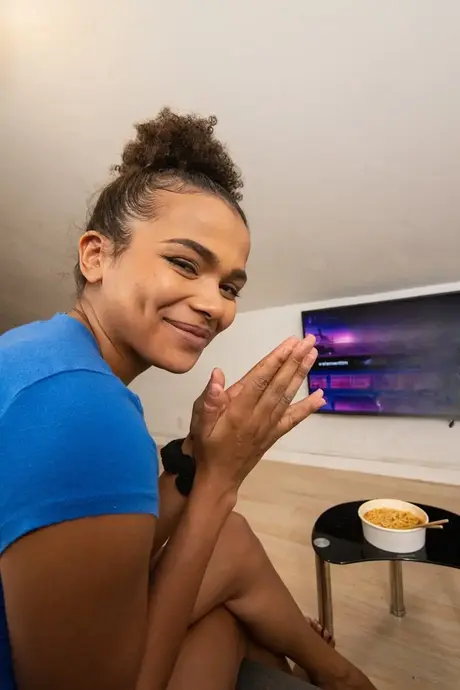 Den fortryllende ibenholt skønhed Alina Ali driller sin trimmede fisse med sine fingre