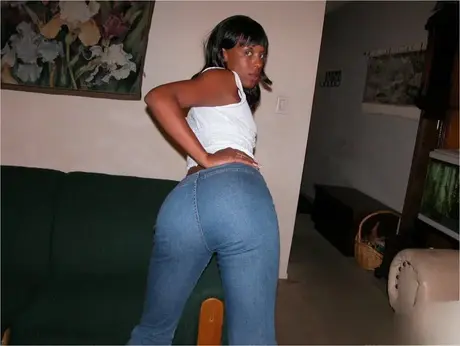 Femme noire amateur montre sa chatte rose en gros plan extrême