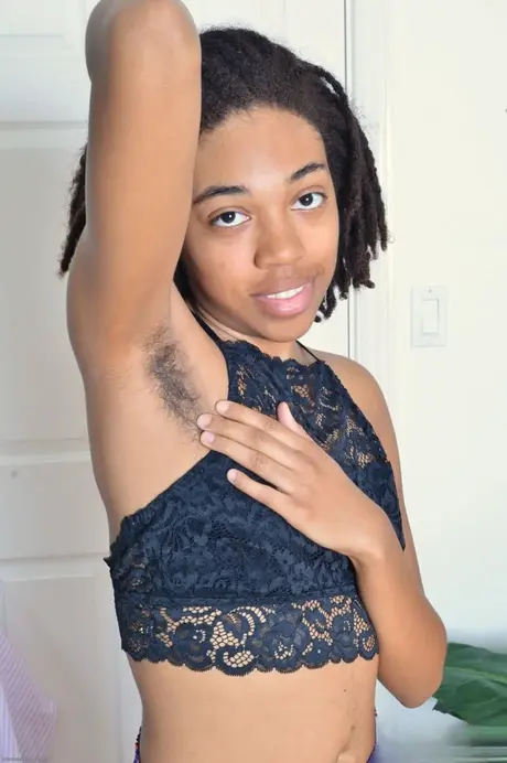 A amadora ébano Olivia Green exibe seus pelos naturais nas axilas e no púbis