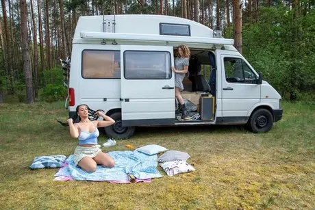 Amatérské lesby s plnými křivkami si venku důkladně lížou pussy