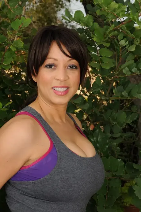 La MILF amateur Lala Bond muestra sus grandes tetas y enorme culo al aire libre