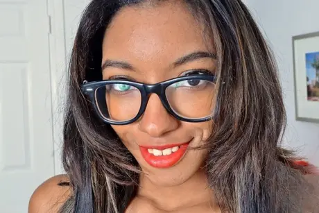 La amateur Raven Wilde con gafas muestra su coño rosa
