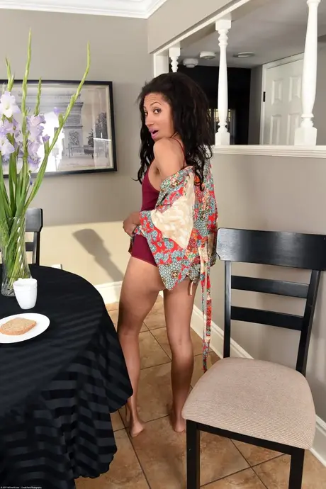 Americká MILF Cree Morena předvádí své ebenové otvory a citlivé nohy
