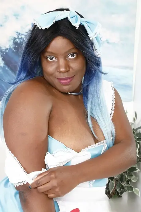 Ana Algos, den ibenholtsfarvede BBW, viser sin enorme sorte røv og fisse frem i en soloscene