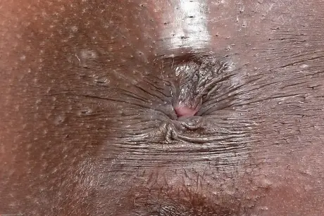 Ana Foxxx, drobná černošská kráska, ukazuje svůj pěkný zadek a poté odhalí svou růžovou píču