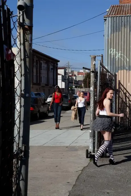 Annabelle Lee, la fille rousse, est bâillonnée avec une balle lors d'une gangbang lesbienne