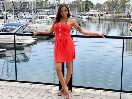 Armani Black pozuje w bikini w marinie przed lodem z lizaniem tyłka i seksem