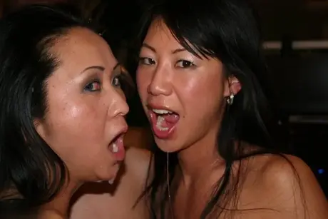 Donne asiatiche leccano lo sperma dalle loro labbra dopo sesso hardcore con uomini neri ben dotati