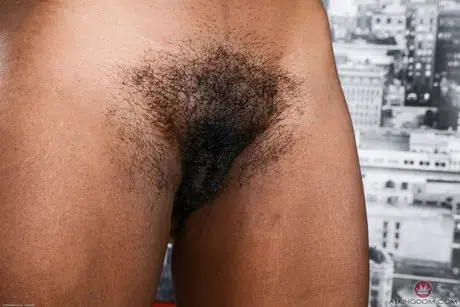 Una donna nera rivela i suoi grandi seni naturali e apre il suo pelo pubico scuro