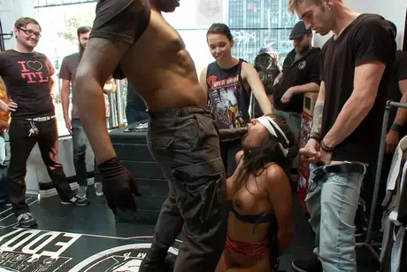 Bruneta Sadie Santana v anální gangbang scéně