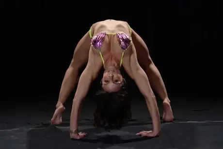 Morena de figura plena se quita el bikini para una sesión de yoga desnuda