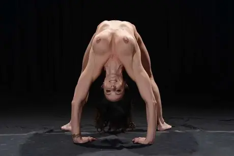 Morena de figura plena se quita el bikini para una sesión de yoga desnuda