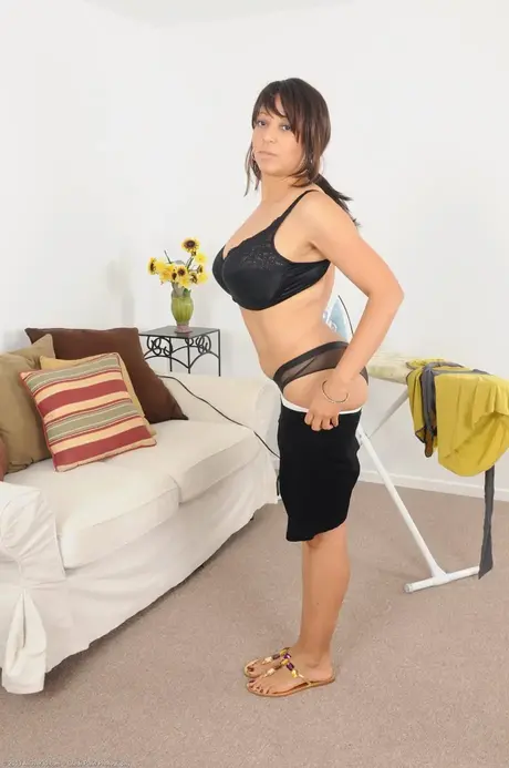 La MILF morena de grandes pechos Lala Bond muestra sus tetas naturales en un striptease casero