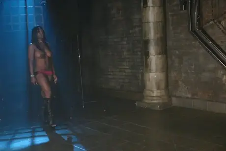 La dominatrice nera dalle grandi tette Jada Fire gioca con la bellezza rossa Britney Manson su un letto