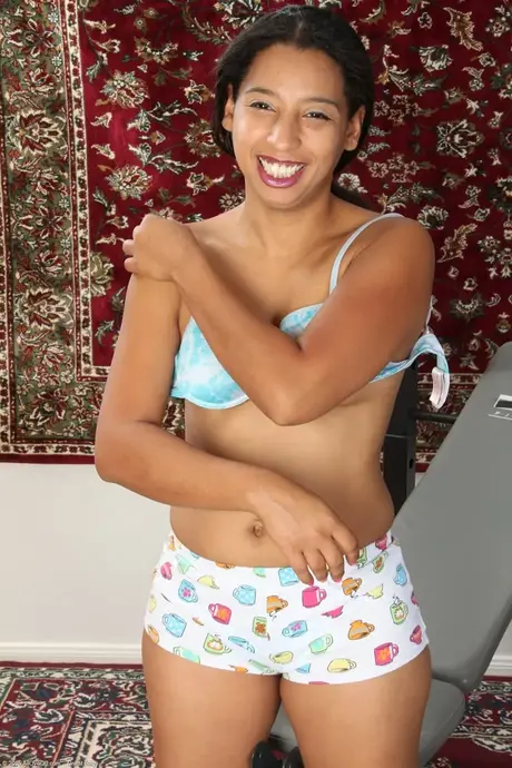 Půvabná Theresa Long se svléká a ukazuje svou chlupatou píču