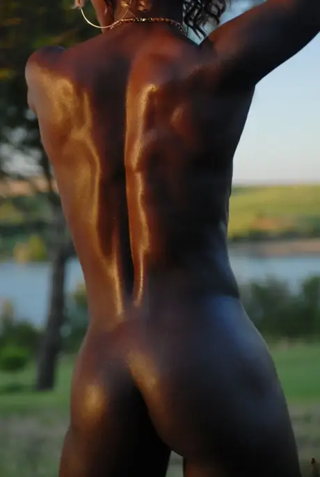 Une action en gros plan révèle le rose de sa chatte d'une femme à la peau chocolat noir