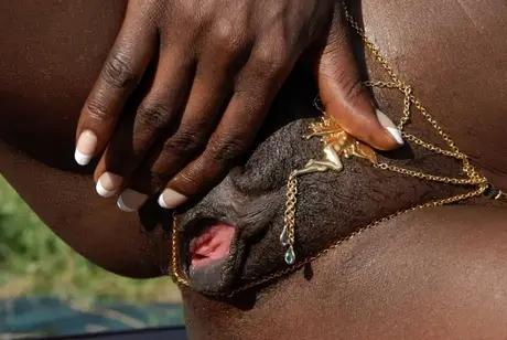 Une action en gros plan révèle le rose de sa chatte d'une femme à la peau chocolat noir