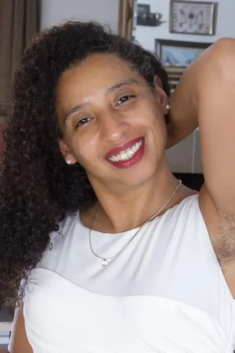 La MILF amateur aux formes généreuses Divine exhibe son gros cul et écarte sa chatte noire poilue