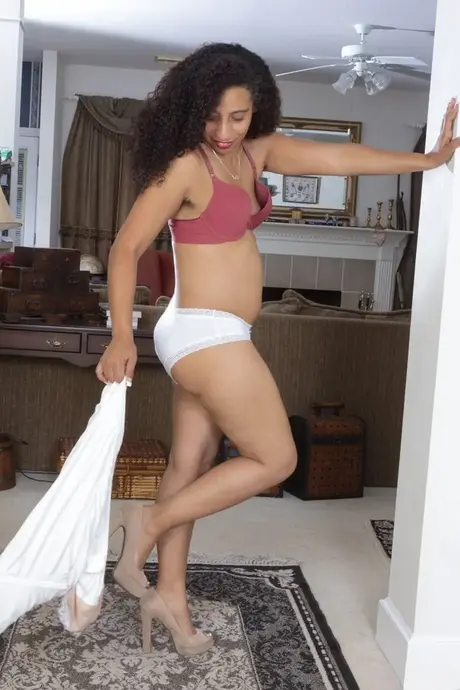 La MILF amateur aux formes généreuses Divine exhibe son gros cul et écarte sa chatte noire poilue
