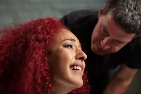 Daisy Ducati, ebony underdanig, tager en hård pik i bondage-scene