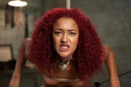 Daisy Ducati, ebony underdanig, tager en hård pik i bondage-scene