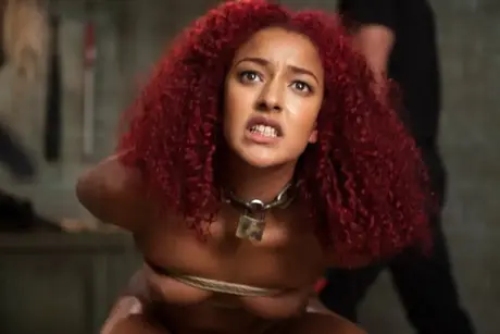 Daisy Ducati, ebony underdanig, tager en hård pik i bondage-scene