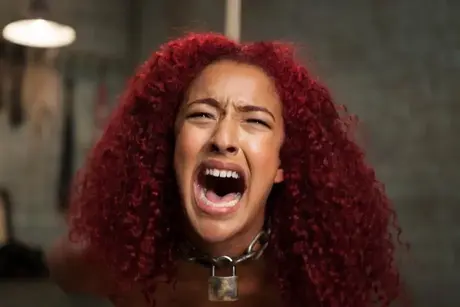 Daisy Ducati, ebony underdanig, tager en hård pik i bondage-scene