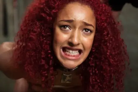 Daisy Ducati, ebony underdanig, tager en hård pik i bondage-scene