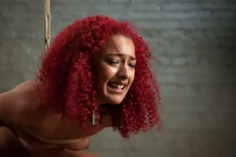 Daisy Ducati, ebony underdanig, tager en hård pik i bondage-scene