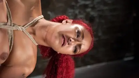 Daisy Ducati v lanovém bondage, šukána vibrátorem (Amatérské)