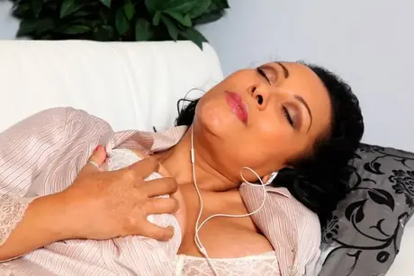 Danica Collins, zralá žena, si v pyžamu masturbuje mokrou kundičku