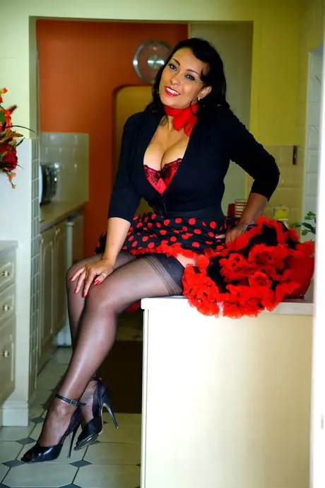 Danica Collins, MILF mora, rivela le sue grandi tette e la sua fica in cucina