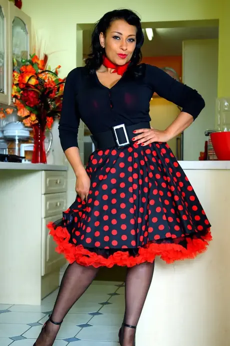 Danica Collins, brunette MILF, onthult haar grote borsten en kut in de keuken