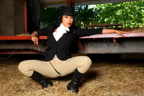 Danica Collins, sexy MILF, pracuje bez jezdeckého vybavení na farmě